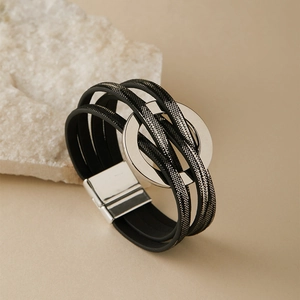 Détail d'un bracelet multicouche bohème avec anneaux argentés et fermoir aimanté