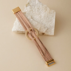 Détail du bracelet multicouche rose fait main avec anneau doré et fermoir magnétique