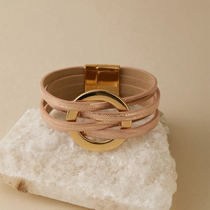 Détail du bracelet bohème multicouche rose avec anneau doré central et fermoir magnétique