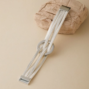 Détail du bracelet bohème multicouche argenté tressé avec fermoir magnétique et décor rond