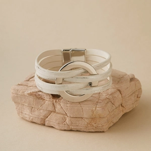 Détail du bracelet bohème multicouche avec anneau en argent et fermoir magnétique chic