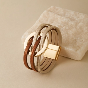 Détail d'un bracelet bohème multicouche avec fermoir magnétique doré sur pierre
