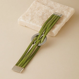 Détail du bracelet multicouche vert tissé main avec anneau argenté et fermoir magnétique