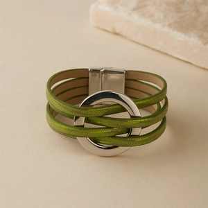 Détail du bracelet multicouche en cuir vert avec anneau argenté et fermoir magnétique