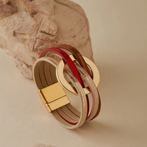 Détail d'un bracelet bohème en cuir multicouche avec un fermoir magnétique en métal doré