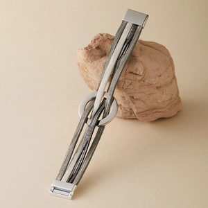 Détail d'un bracelet multicouche bohème avec anneaux en argent et fermoir magnétique