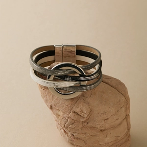 Détail du bracelet multicouche avec anneau argenté et fermoir magnétique en métal