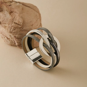 Détail du bracelet bohème multicouche en cuir avec anneaux entrelacés et fermoir magnétique
