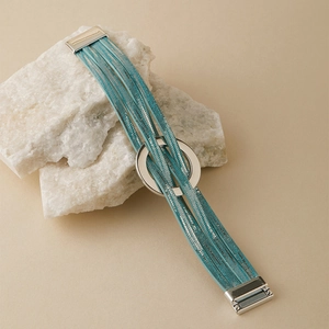 Détail du bracelet bohème turquoise multicouche avec anneau en argent et fermoir magnétique
