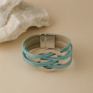 Détail du bracelet bohème à plusieurs rangs en cuir turquoise et fermoir magnétique argenté