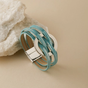 Détail macro du bracelet multicouche en cuir turquoise avec anneau argenté et fermoir aimanté