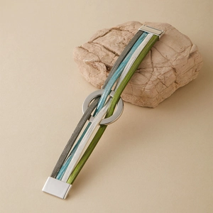 Vue détaillée d'un bracelet bohème multicouche avec anneau argenté et fermoir magnétique