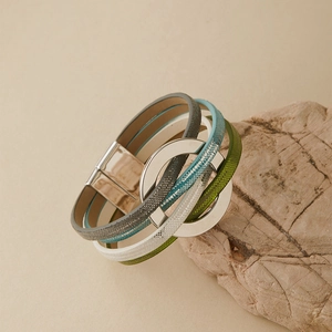 Détail du bracelet bohème multicouche avec anneau argenté sur pierre naturelle