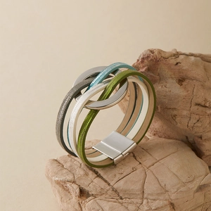 Vue détaillée d'un bracelet bohème multi-rangs avec fermoir magnétique sur pierre naturelle