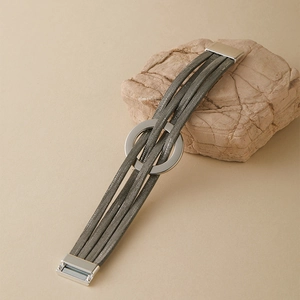 Vue détaillée du bracelet bohème multicouche gris argenté posé sur une pierre naturelle