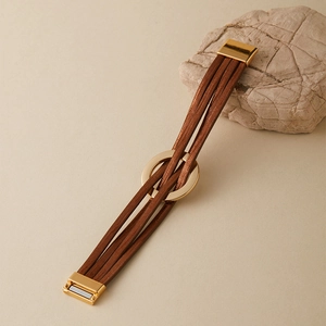 Détail du bracelet bohème multicouches avec anneau doré et fermoir magnétique