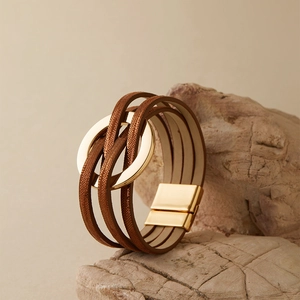 Détail du bracelet multicouche en cuir bohème avec fermoir magnétique doré sur pierre