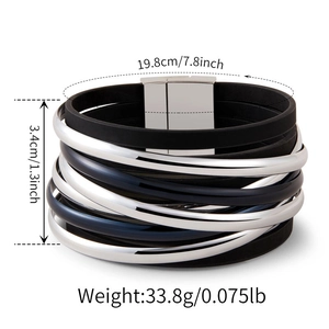 Nahaufnahme eines Bohemian-Mehrschicht-Lederarmbands mit silbernem Magnetverschluss