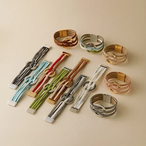 Bracelet bohème multicouche en cuir avec anneaux métalliques et fermoir magnétique