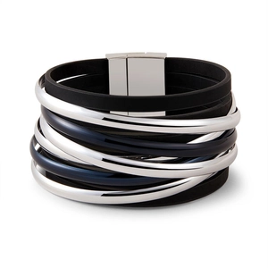 Detail eines mehrlagigen Lederarmbands im Boho-Stil mit Silberröhren und Magnetverschluss
