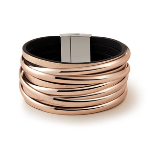 Details von mehrlagigem Lederarmband mit Roségold-Metallrohren und Magnetverschluss