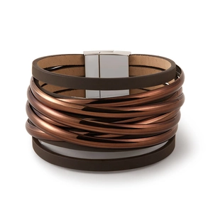 Detailansicht eines Bohemian Lederarmbands mit silbernem Magnetverschluss-Detail