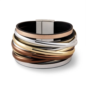 Mehrlagiges Lederarmband im Boho-Stil mit Metall-Finish und Magnetverschluss