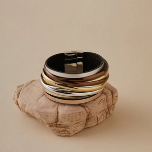 Nahaufnahme eines mehrlagigen Lederarmbands im Boho-Stil mit poliertem Magnetverschluss
