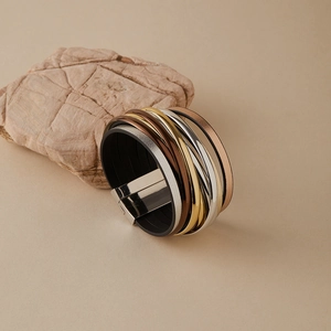 Detailansicht des Lederarmbands im Boho-Stil mit Metallbändern und Magnetverschluss