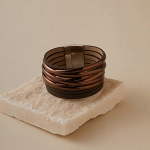 Details des böhmischen mehrlagigen braunen Lederarmbands mit Magnetverschluss auf Stein