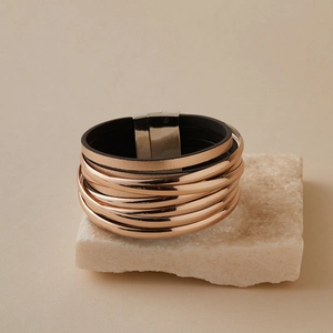 Detailansicht eines mehrsträngigen Lederarmbandes mit Roségold-Röhren und Magnetverschluss
