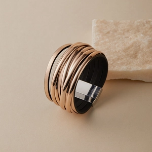 Detailansicht eines mehrlagigen Lederarmbands in Roségold mit Magnetverschluss