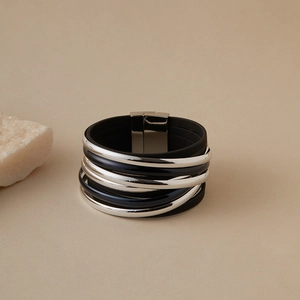 Detailaufnahme des mehrlagigen Boho-Armbands in Schwarz und Silber mit Magnetverschluss