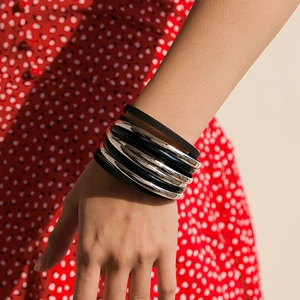 Böhmisches mehrlagiges Lederarmband mit silbernen Metallringen und Magnetverschluss