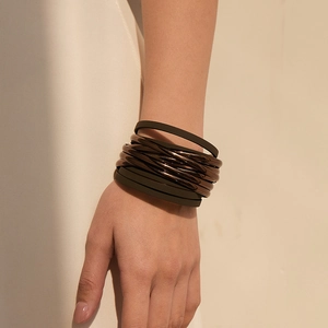 Mehrlagiges Lederarmband im Boho-Stil mit metallischen Akzenten und Magnetverschluss