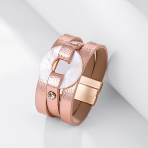 Detalle de pulsera multicapa de cuero PU oro rosa con anillo blanco y cierre magnético