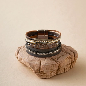 Dettaglio del bracciale boho multistrato in pelle con perline di cristallo e chiusura magnetica