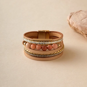 Dettaglio di bracciale boho multistrato con perline di cristallo e chiusura magnetica