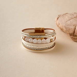 Dettagli del bracciale multistrato bohémien con perline rosa e chiusura magnetica
