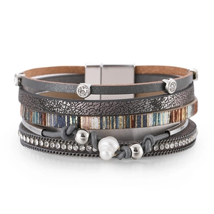 Détail du bracelet bohème en cuir multicouche avec perles, strass et perles d'eau douce