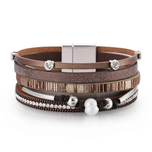 Détail du bracelet bohème en cuir multicouche avec perles et fermoir magnétique