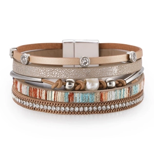 Détail du bracelet bohème en cuir avec cristaux incrustés et perle d'eau douce
