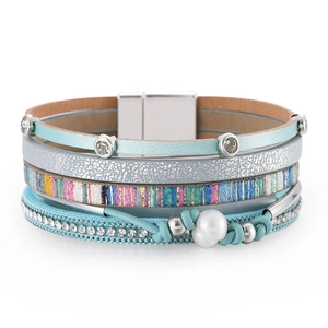 Détail d'un bracelet multicouche en cuir avec perle d'eau douce et fermoir magnétique