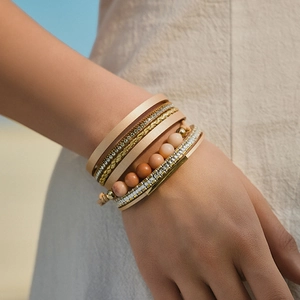 Bracciale multistrato bohémien con perline di cristallo, cinturini in pelle e toni champagne