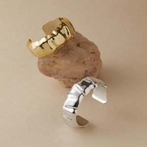 Onregelmatige brede open armband met textuur in gepolijst goud en zilver