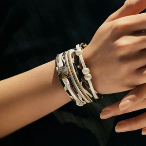 Bracelet bohème multicouche en cuir avec imprimé léopard, perles et détails dorés