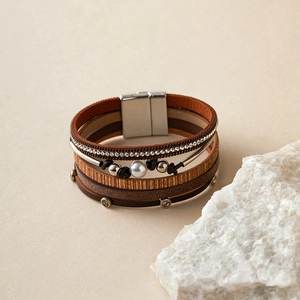Vue détaillée du bracelet en cuir multicouche avec strass et fermoir magnétique