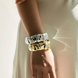 Retro chunky armbandenset met onregelmatige geplooide textuur in goud- en zilverlook