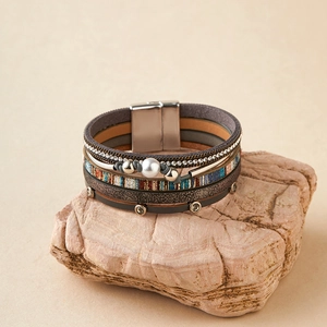 Détail d'un bracelet bohème en cuir avec perle d'eau douce et fermoir magnétique