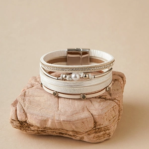 Détail macro du bracelet multi-rangs en cuir avec perles, cristaux et fermoir magnétique